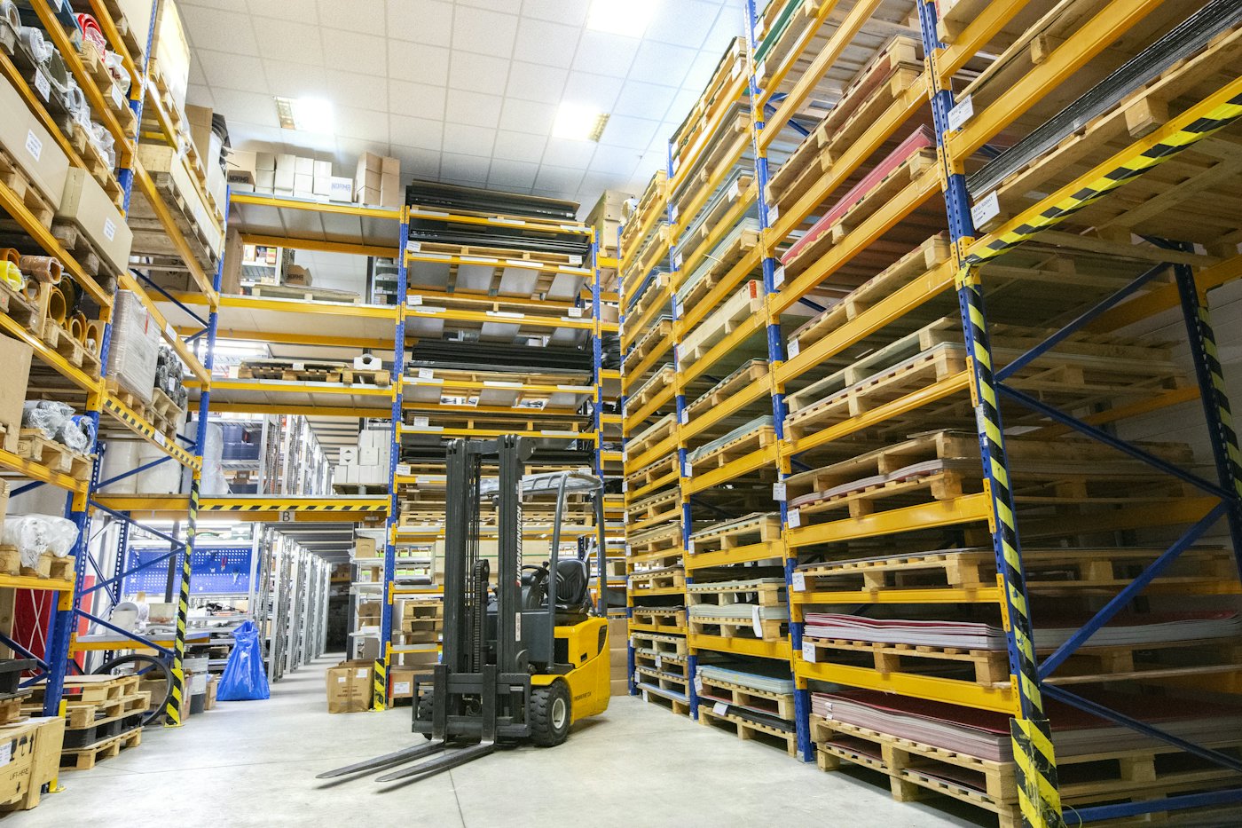Almacén de empaque industrial con pallets